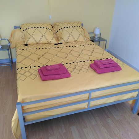 Bed and Breakfast Au Nid De Mes Anges Entrecasteaux Esterno foto