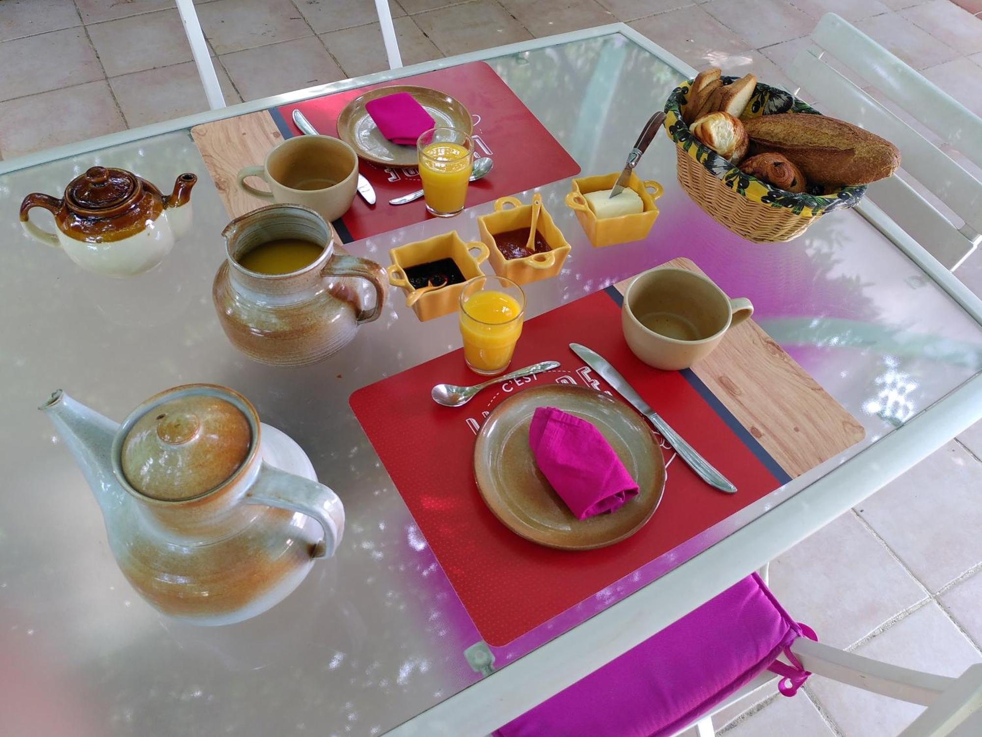 Bed and Breakfast Au Nid De Mes Anges Entrecasteaux Esterno foto